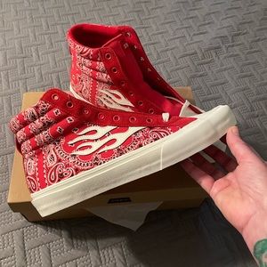 STRAYE men’s 13, women’s 14.5